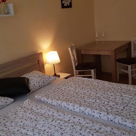 Appartamento Apartman Lotos Mikulov Esterno foto