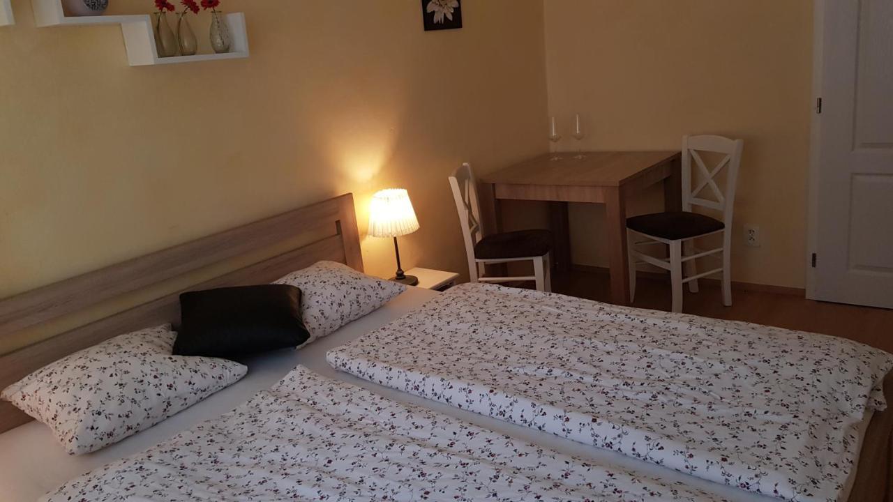 Appartamento Apartman Lotos Mikulov Esterno foto